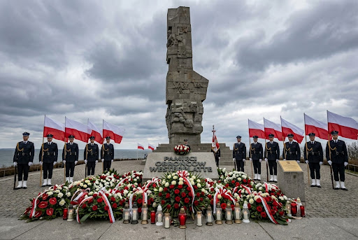 Pomnik Poległym Obrońcom Wybrzeża na Westerplatte z pocztami sztandarowymi, wartą honorową i wieńcami